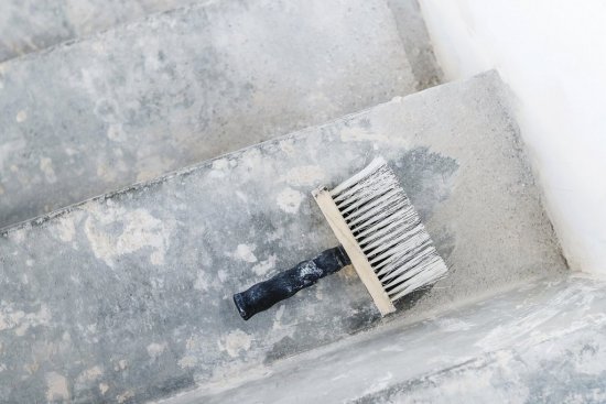 Pri renovácii betónových schodísk je nutné z nich odstrániť vinil, koberce či iné vrstvy, plochu zrovnať a napenetrovať. Foto: Dmitry Markov152, Shutterstock