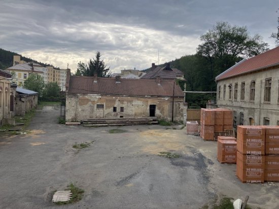 Pohľad z prvého poschodia budovy nazývanej Schindlerova archa. Vpravo budova SS čp. 35, vpredu objekt kancelárií vedenia firmy. Vľavo sa nachádza časť továrne, ktorá už nebola súčasťou koncentračného tábora.