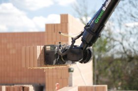 Česká technológia dobýva svet. Murovací robot stavia celú ulicu rodinných domov v Británii