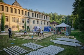 Cabin Fever 2025. Drevo a drobná architektúra v krajine