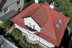Trápi vás horko v podkroví? Farba strešnej škridly za to väčšinou nemôže