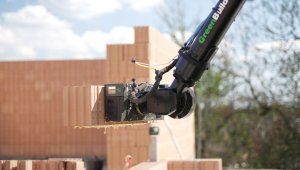 Česká technológia dobýva svet. Murovací robot stavia celú ulicu rodinných domov v Británii