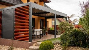 Záhrada ako letná obývačka: Ako tieniaca technika dokáže premeniť vonkajší priestor