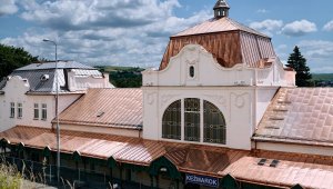 Železničná stanica v Kežmarku prešla obnovou. Zachovala si však svoj historický ráz a dostala novú medenú strechu