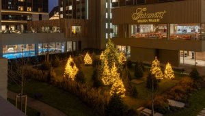 Hotel Fairmont Golden Prague má autorskú vianočnú výzdobu od floristu Přemysla Hytycha