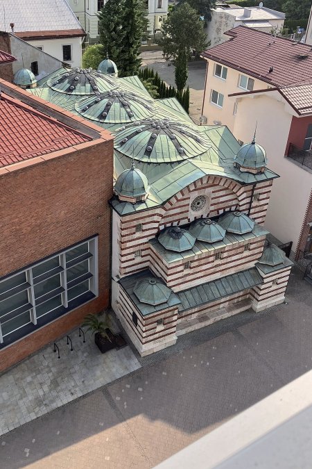 Kúpeľný dom Sina pomenovaný po barónovi Štefanovi Sinovi, je jednou z dominánt mesta.