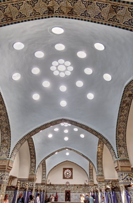 Hammam v Trenčianskych Tepliciach nemá klasické okná. Hlavným svetelným zdrojom sú stropné svetlíky - malé kruhové či hviezdicové otvory v strešne kupole.