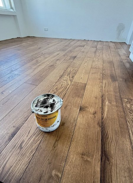 Na natónovanie novej aj existujúcej podlahy bol použitý olej Pallmann Magic Oil 2K s pridaním farebného koncentrátu Pallmann Pall-X 333 vo farbe Exotic Brown.
