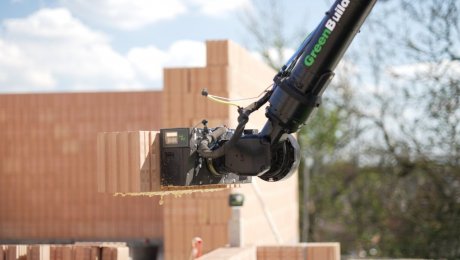 Česká technológia dobýva svet. Murovací robot stavia celú ulicu rodinných domov v Británii