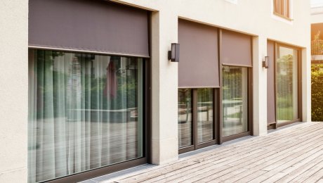 Rastúce letné teploty menia požiadavky na bývanie. Štandardom je vonkajšie tienenie, klesá záujem o prvky inteligentnej domácnosti