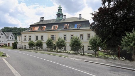 Tradičné drevené a špaletové oká z Dolnej Čermnej zdobia zámky aj nemocnice