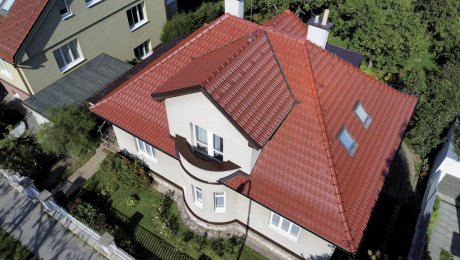 Trápi vás horko v podkroví? Farba strešnej škridly za to väčšinou nemôže