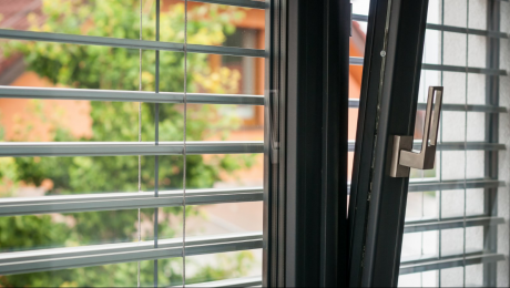 Zima praje zvýšenej vlhkosti. Ako zabrániť zamŕzaniu okien a ochrániť domov pred plesňami?