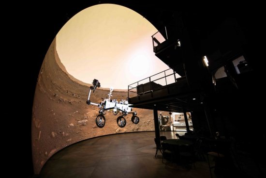 Nikde na svete nenájdete planetárium, ktorého projekčná kopula je celá tvorená LED diódami v takom rozsahu. Tento technologický zázrak je navrhnutý tak, aby ponúkol nevídanú vizuálnu kvalitu a maximálnu realistickosť obrazu. Vizualizace: Cosm