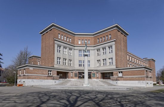 Obr.: Budova dnešného gymnázia J. K. Tyla bola vystavaná na základe projektu Josefa Gočára a to v rokoch 1925 - 1927