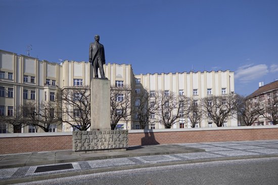 Obr.: Časť budovy Anglobanky na pozadí za pomníkom T.G.Masaryka, ktorý dominuje celému námestiu 