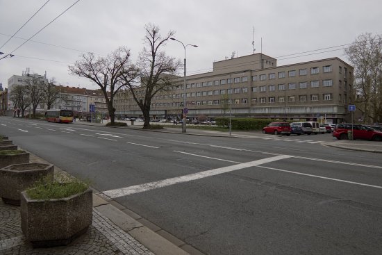 Obr.: Budova Riaditeľstva štátnych dráh situovaná na južnej strane Ulrichovho námestia v Hradci Královom 