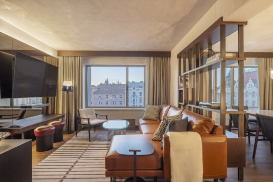 Interiéry sú inšpirované pôvodnou architektúrou a dominujú im prírodné materiály. Všetko ešte podčiarkuje úchvatný výhľad na Prahu. Autor: Fairmont Golden Prague