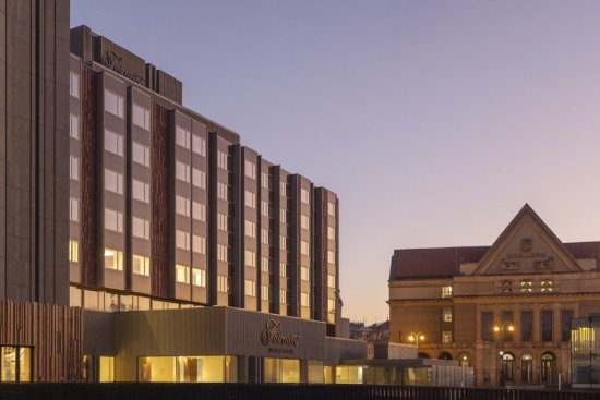 Rekonštrukcia obvodového plášťa hotelu bola v mnohých ohľadoch prielomová a priniesla mnoho technologických úloh. Jednou z nich bola aj obnova keramických pásov fasád. Autor: Fairmont Golden Prague