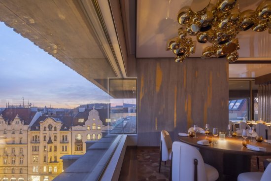 Päťhviezdičkový Hotel Fairmont Golden Prague volá aj na výnimočné gastronomické zážitky. Nájdete tu šesť reštaurácii a barov v čele s ikonickou Zlatou Prahou. Autor: Fairmont Golden Prague
