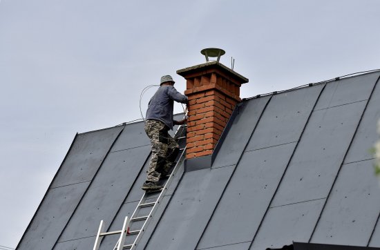 V priebehu 17. a 18. storočia sa hlavne pod tlakom protipožiarnej prevencie prechádzalo na murované komíny a teda nehorľavé. Foto: Klimek Pavol, shutterstock