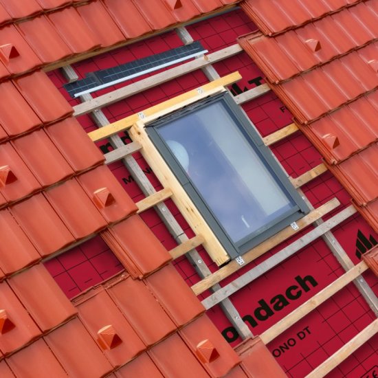 Moderná konštrukcia okna a tepelnoizolačné sklá zabezpečujú stálu teplotu podkrovia v každom ročnom období  
. Foto: Tondach
