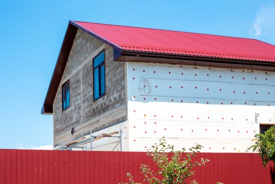 Ak je zateplenie správne navrhnuté a zhotovené, zabraňuje roseniu stien a vzniku plesní, čím výrazne zlepšuje kvalitu vnútorného prostredia a chráni zdravie obyvateľov. Foto: iStock