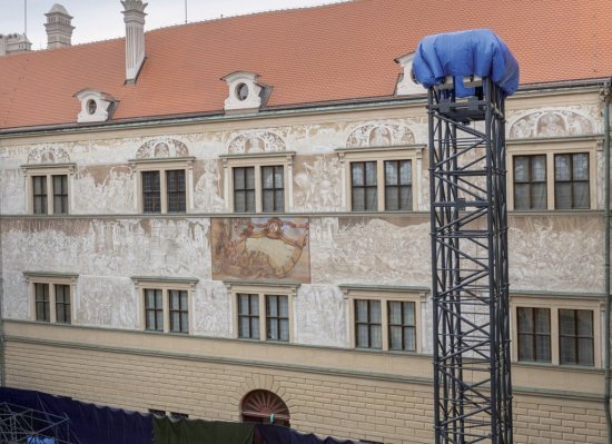 Za pódiom uvidia  diváci cenné fresky a sgrafita. Foto: František Renza