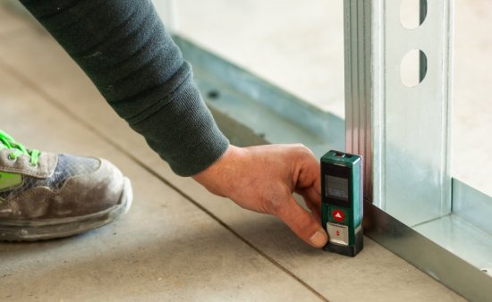 Digitálny laserový diaľkomer oceníte pri stavbe svojpomocne hlavne vtedy, keď potrebujete rýchlo a presne spočítať plochu pre podlahu, izoláciu alebo výmaľbu. Zdroj: Antonio Gravante, Shutterstock
