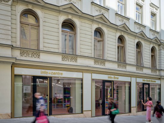 Fasáda je posadená na sokli z travertínu, ktorého štruktúra zodpovedá tradičnému materiálovému názvosloviu mesta Brna. Foto: BoysPlayNice