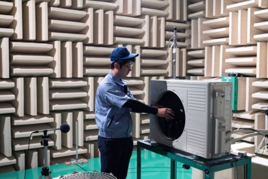 Zamestnanec testuje klimatizačný systém v zvukovom laboratóriu v závode Tochigi spoločnosti Johnson Controls-Hitachi Air Conditioning v Japonsku.