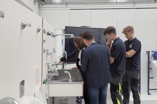 Odborná inštruktáž priamo pri školiacom paneli GROHE. Študentom aj pedagógom prináša program GIVE cenné skúsenosti z praxe. 