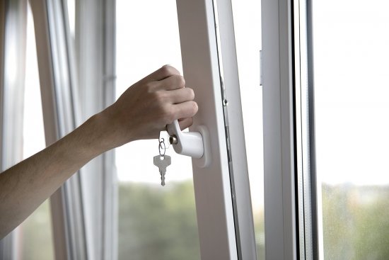 Pokiaľ máte doma malé dieťa, kľučka na zamykanie je ideálnym riešením. Zdroj: studiomiracle, shutterstock