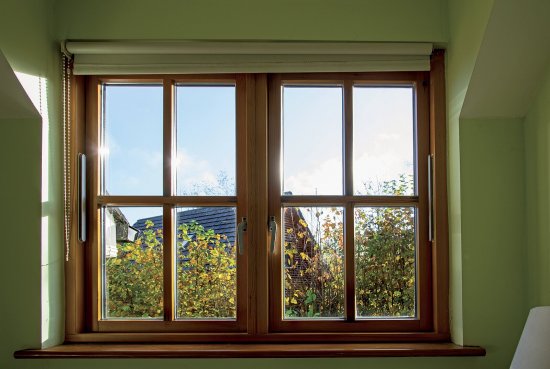 Drevený rám pôsobí nadčasovo, ale vždy sa musí pamätať na zladenie všetkých farieb v miestnosti. Foto: Ctatiana, shutterstock