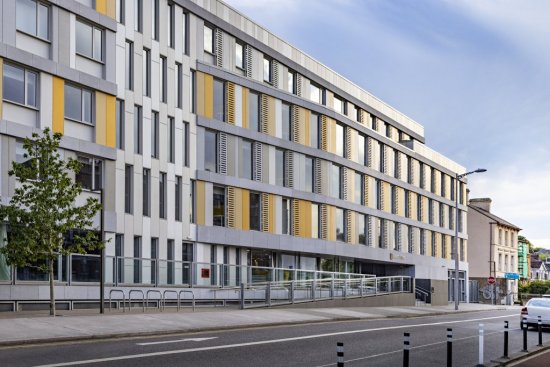 Fasáda z vláknocementových panelov Swisspearl dodáva stavbe jedinečný charakter a dlhú životnosť. Zdroj: Archív Swisspearl