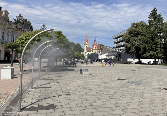 Námestie v Trenčianskych Tepliciach kde sa nachádzajú kúpele je súčasťou pešej zóny.