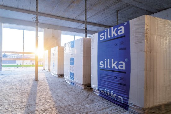 Merané steny boli vyhotovené z veľkoformátových vápennopieskových blokov Silka Tempo 240, ktorých hodnota laboratórnej zvukovej izolácie je 57 dB. Foto: NOX media