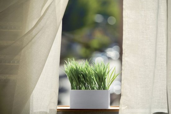 Ľanové závesy sú v lete ideálnou voľbou. Foto: Alekszhar, Shutterstock
