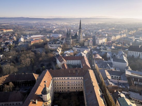 Katedrála sv. Václava je dominantou Olomouca a to predovšetkým svojou hlavnou vežou, ktorej výška je 102 m. Veža katedrály je zároveň najvyššou novogotickou vežou v Českej republike. Foto: AsiaTravel, Shutterstock