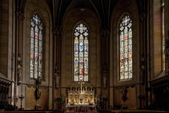 Hlavný oltár katedrály sv. Václava s trojicou novogotických vitráží, ktoré stvárňujú biblické výjavy v žiarivých farbách. Foto: Alex_Mastro, Shutterstock
