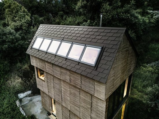 Pokojne pôsobiaci dom, charakterizovaný použitým materiálom, sa harmonicky začleňuje do zalesneného okolia, ako by tu bol už odjakživa.Zdroj: PREFA Aluminiumprodukte / Croce & WIR