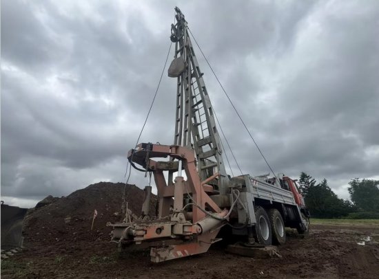 Na pozemok vycestovala ešte počas leta Tatra 815 s vrtnou súpravou, ktorá vykonávala širokoprofilové vrty vystužené oceľovými výpažnicami a do užších vrtov inštalovala plastové trubice na sledovanie spodnej vody.
