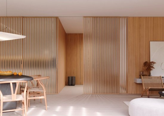 Posuvné dvere IDEALINE WOOD VERTICAL v posuve do stropu PREMIUM. Zdroj: JAP FUTURE