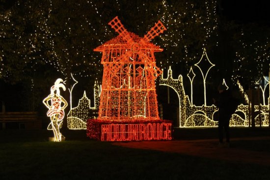 Návštevníci majú tiež jedinečnú príležitosť prejsť sa pozdĺž slávneho Moulin Rouge.