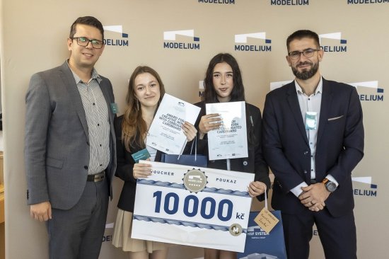 Cenu za kreatívnu prácu s vlnitou lepenkou v hodnote 400 eur od Zväzu výrobcov vlnitých lepeniek získala SOŠ technická Námestovo I.