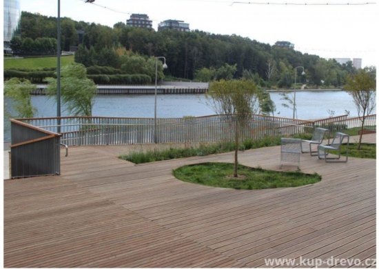 Ako vidíme, po 3 rokoch prevádzky si drevo zachováva krásny vzhľad a nepoškodzuje sa.