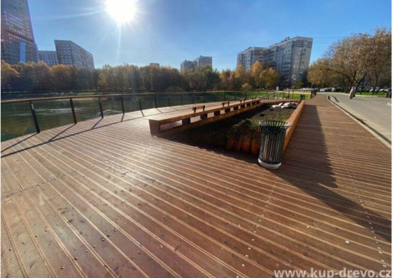 Alebo napríklad terasa okolo rybníka, otvorená v roku 2021. K dátumu vydania článku je jej tiež viac ako 3 roky. Zdroj: DS Forest Trade