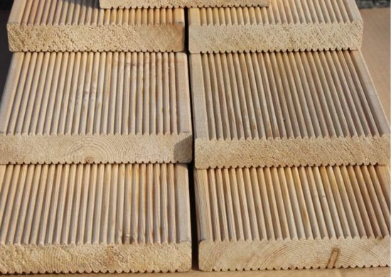 Terasové dosky zo sibírskeho smrekovca.