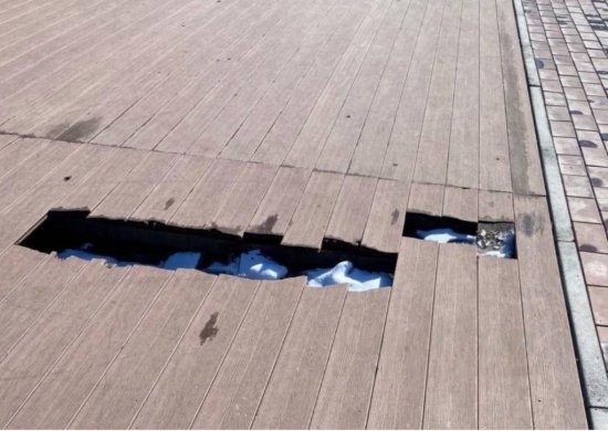 Terasa z WPC v Plzni – po prvej zime (−5 °C) popraskala.