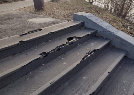 Schodisko z WPC v mestskom parku - po prvom roku prevádzky.